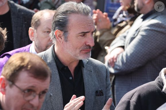 Elle écrit : "Les larmes de Jean Dujardin… Cette sublime photo de Bruno Salomone…".

Jean Dujardin - Sorties des obsèques de Bruno Salomone en l'église Sainte-Anne de Polangis de Joinville-le-Pont (Val-de-Marne) le 23 mars 2026. © Cyril Moreau - Dominique Jacovides / Bestimage