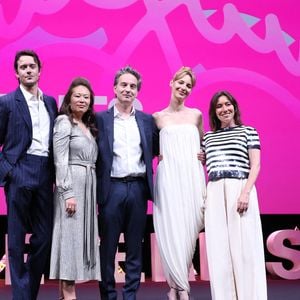 Jurée de la compétition, Louise Bourgoin a attiré tous les regards ce jeudi 24 avril à Cannes. 

Le jury compétition : César Domboy, Soo Hugh, Jeff Russo (président du jury), Louise Bourgoin, Lola Dueñas lors de la soirée d'ouverture du festival Canneseries saison 8 au palais des festivals à Cannes le 24 avril 2025.

© Denis Guignebourg / Bestimage