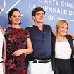 Cette actrice qui a mis fin à son histoire avec son compagnon du jour au lendemain est enceinte à 37 ans, elle montre son ventre arrondi lors d’une soirée d’exception