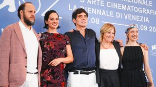 Cette actrice qui a mis fin à son histoire avec son compagnon du jour au lendemain est enceinte à 37 ans, elle montre son ventre arrondi lors d’une soirée d’exception