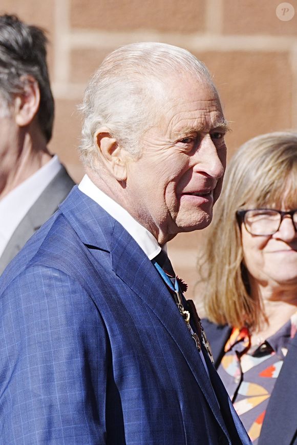 Ethel Caterham est âgée de 116 ans, pour son anniversaire, elle voulait rencontrer le monarque. 

Le roi Charles III lors d'une visite au Coffee D'Ash dans la zone de régénération de Portland Walk à Barrow-in-Furness, Cumbria, pour rencontrer des représentants d'associations caritatives et de groupes communautaires soutenus par le fonds d'impact social Team Barrow de 5 millions de livres sterling, à Barrow-in-Furness, Cumbria, Royaume-Uni. ©  Byrne Peter/PA Photos/ABACA