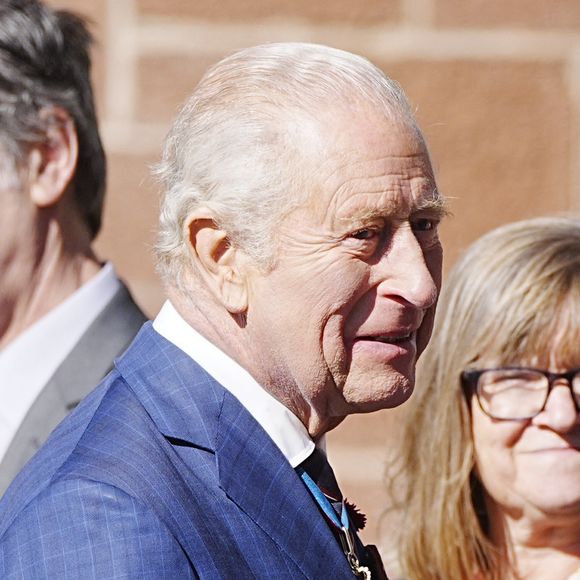 Ethel Caterham est âgée de 116 ans, pour son anniversaire, elle voulait rencontrer le monarque. 

Le roi Charles III lors d'une visite au Coffee D'Ash dans la zone de régénération de Portland Walk à Barrow-in-Furness, Cumbria, pour rencontrer des représentants d'associations caritatives et de groupes communautaires soutenus par le fonds d'impact social Team Barrow de 5 millions de livres sterling, à Barrow-in-Furness, Cumbria, Royaume-Uni. ©  Byrne Peter/PA Photos/ABACA