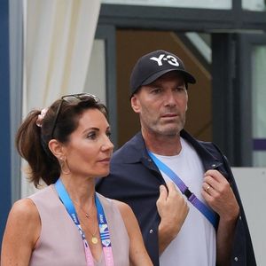 Les deux tourtereaux s'étaient dit "oui" le 28 mai 1994 au château du Haillan à Bordeaux, où "Zizou" était, à l'époque, le meneur de jeu de l'équipe girondine.

Zinedine Zidane et sa femme Véronique lors des Jeux Olympiques Paris 2024.
Backgrid USA / Bestimage