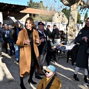 Exclusif - Béatrice Chatelier (ex femme de G.Marchand) - Vin d'honneur à l'issue des obsèques de Guy Marchand au bar du Cours chez Roland à Mollégès, le 27 décembre 2023. La clarinette de l'acteur et chanteur l'a accompagné jusqu'à sa dernière demeure. Ses proches se sont rassemblés en souvenir du défunt, au son d'un orchestre sur la place du village, avec les couronnes de fleurs de la cérémonie funéraire, dont celle de la ministre de la Culture, R.Abdul Malak.  
© Bruno Bebert / Bestimage