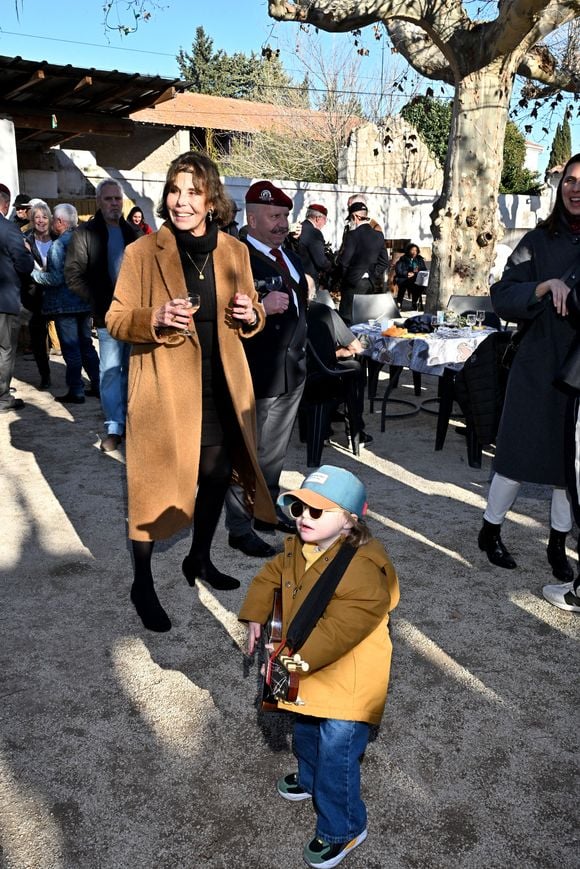 Exclusif - Béatrice Chatelier (ex femme de G.Marchand) - Vin d'honneur à l'issue des obsèques de Guy Marchand au bar du Cours chez Roland à Mollégès, le 27 décembre 2023. La clarinette de l'acteur et chanteur l'a accompagné jusqu'à sa dernière demeure. Ses proches se sont rassemblés en souvenir du défunt, au son d'un orchestre sur la place du village, avec les couronnes de fleurs de la cérémonie funéraire, dont celle de la ministre de la Culture, R.Abdul Malak.  
© Bruno Bebert / Bestimage