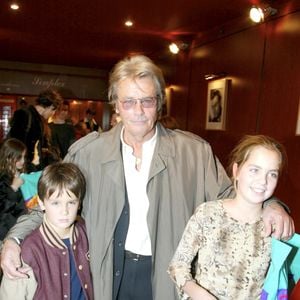 A Paris, à L'Empire, Alain Delon entouré par son fils Alain-Fabien et sa fille Anouchka Delon lors de la soirée pour la sortie de la cassette vidéo et du DVD du film "LES 101 DALMATIENS 2". Le 15 octobre 2002
© Christophe Aubert via Bestimage