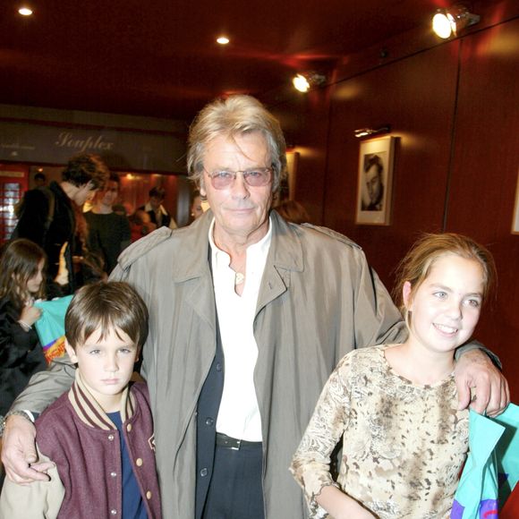A Paris, à L'Empire, Alain Delon entouré par son fils Alain-Fabien et sa fille Anouchka Delon lors de la soirée pour la sortie de la cassette vidéo et du DVD du film "LES 101 DALMATIENS 2". Le 15 octobre 2002
© Christophe Aubert via Bestimage