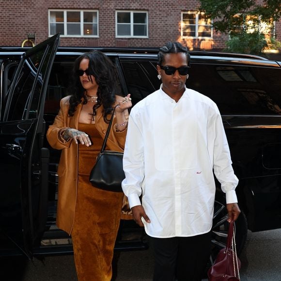 EXCLUSIF New York, NY Rihanna et ASAP Rocky arrivent à l'hôtel Greenwich pour dîner après que le rappeur ait reçu le prix du cinéaste de l'année au festival du film de Tribeca.  

Backgrid USA / Bestimage