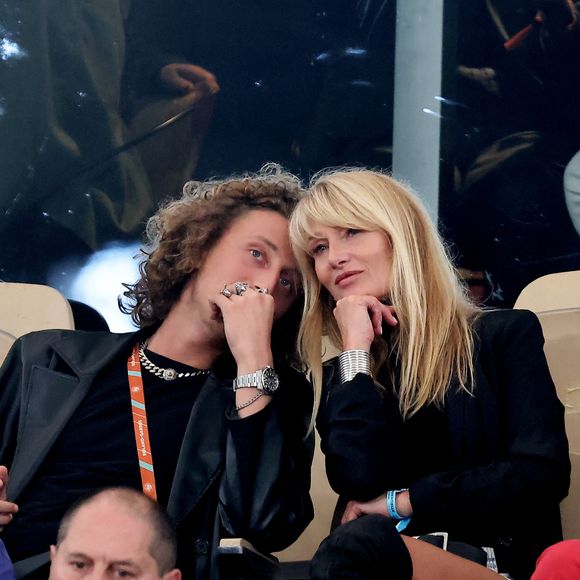 Isabelle Camus et son fils Joalukas Noah dans les tribunes des Internationaux de France de tennis de Roland Garros 2024 à Paris, France, le 31 mai 2024. © Jacovides-Moreau/Bestimage