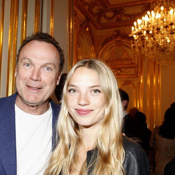 Il exprime son regret de ne pas pouvoir la voir pendant que sa fille est en vacances : "Ça m’agace, ça". 

Julien Lepers et sa fille Lorraine CEDRIC PERRIN / BESTIMAGE