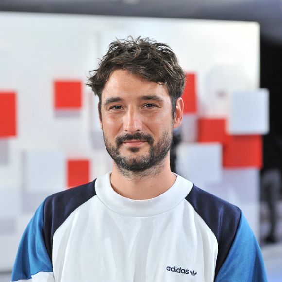 Trois ans après son deuxième album, Jérémy Frérot revient en 2024 avec un titre touchant, « Adieu », dans lequel il chante sa rupture avec la nageuse et leur nouvelle vie de parents séparés de deux enfants. 
Crédit : Guillaume Gaffiot/Bestimage