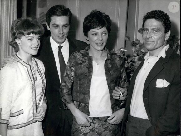 11 nov. 1961 - Romy Schneider et Alain Delon félicitent Françoise Prévost et Raf Vallone après la première de la pièce A Warrior's Peace, adaptée du roman de Christiane Rochefort par Vallone. (Crédit image : Keystone Press Agency/ZUMA Press Wire)