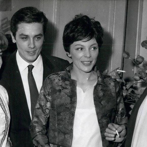 11 nov. 1961 - Romy Schneider et Alain Delon félicitent Françoise Prévost et Raf Vallone après la première de la pièce A Warrior's Peace, adaptée du roman de Christiane Rochefort par Vallone. (Crédit image : Keystone Press Agency/ZUMA Press Wire)