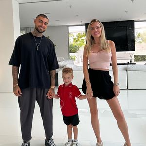 Jessica Thivenin et Thibault Garcia avec leur fils Maylone lors de sa rentrée scolaire.
Crédit : Instagram