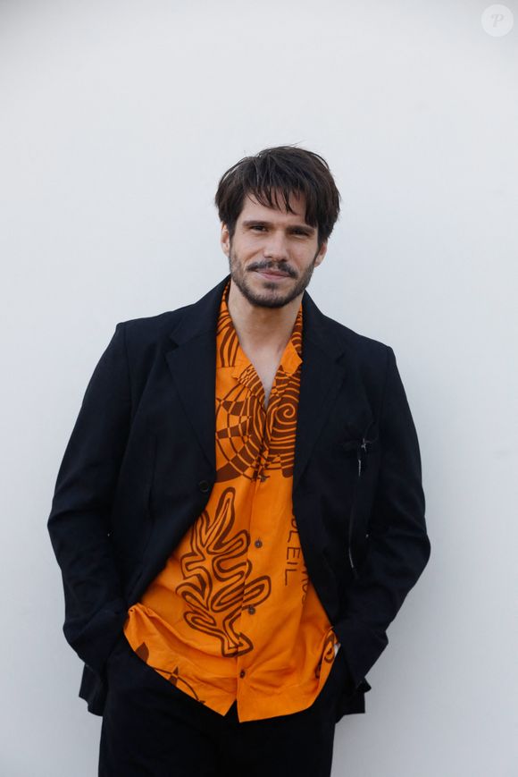 François Civil - Les célébrités au photocall du défilé Jacquemus  pour la présentatation de la toute dernière collection “Le Raphia” au Bourget, Seine-Saint-Denis (93), France, le 12 décembre 2022. Habitué à ne pas suivre le calendrier de la Fashion Week de Paris, le designer a présenté sa toute dernière collection “Le Raphia” avec l'une une de ses couleurs favorites : le beige. © Veeren-Clovis/Bestimage