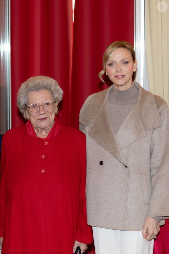 Albert et Charlene de Monaco remettent les cadeaux aux personnes âgées au siège de la Croix Rouge, dans le cadre des célébrations de la Fête Nationale monégasque, le 14 novembre 2025. © Olivier Huitel/Pool Monaco/Bestimage