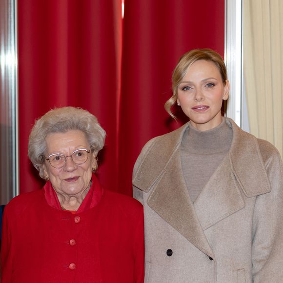 Albert et Charlene de Monaco remettent les cadeaux aux personnes âgées au siège de la Croix Rouge, dans le cadre des célébrations de la Fête Nationale monégasque, le 14 novembre 2025. © Olivier Huitel/Pool Monaco/Bestimage