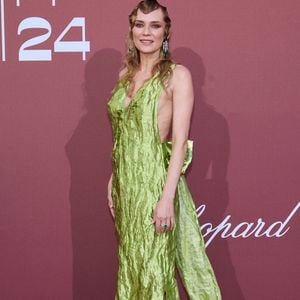 D'où Diane Kruger peut facilement emmener sa fille à l'école Montessori où elle est scolarisée comme elle l'a fait savoie à "Madame Figaro" 

Diane Kruger - Photocall du gala de l’amfAR 2024 à l’Hôtel du Cap-Eden-Roc, Antibes, lors du 77ème Festival International du Film de Cannes. Le 23 mai 2024.
© Moreau-Jacovides / Bestimage