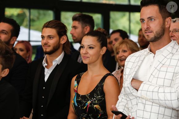Exclusif - Rayane Bensetti, Denitsa Ikonomova et Christian Millette lors de la cérémonie civile d'échange d'anneaux - Mariage de Katrina Patchett et Valentin D'Hoore vendredi à 14 h à la mairie de Linselles dans les Hauts-de-France suivi d'une cérémonie civile d'échange d'anneaux, dont le maître de cérémonie était Maxime Dereymez, dans l'orangerie du château du Biez à Pecq en Belgique le 1er septembre 2017. © Philippe Doignon/Bestimage

Crédits obligatoires :
Valentin D'Hoore habillé par Hugo Boss
Katrina Patchett en robe Costarellos et chaussures Louboutin
Coiffure : Alexandra Dieu pour Vog coiffure
Maquillage : Marie Laure Thanneur