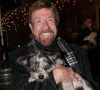 Moins d’une semaine avant sa mort, il apparaissait en pleine forme dans une vidéo sur les réseaux sociaux, démontrant sa vitalité et son énergie.

 Chuck Norris - 12 Nov 2019 à la soirée VIP Gut Aiderbichl Christmas Market à Henndorf en Autriche

Action Press / Bestimage
