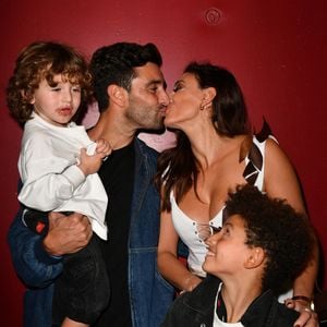 Rachel Legrain Trapani, son compagnon Valentin Leonard avec leur fils Andrea et Gianni - Backstage lors du défilé d'ouverture du salon du chocolat 2022 à Paris porte de Versailles le 27 octobre 2022.

© Veeren / Pierre Perusseau / Bestimage