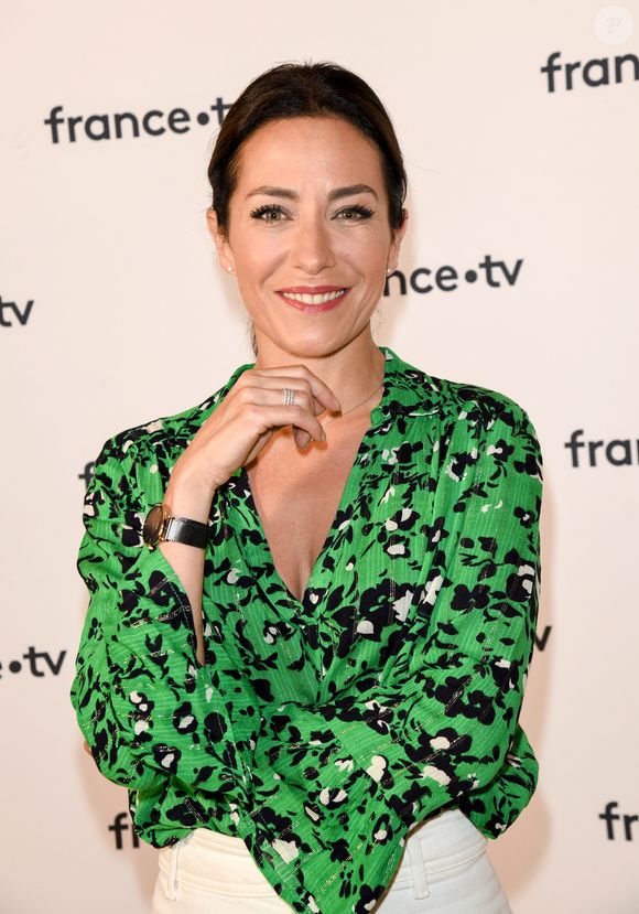 Née d'un père italien et d'une maman roumano-polonaise, Virna Sacchi a grandi en région parisienne à Orly, dans le Val-de-Marne.  

Virna Sacchi au photocall de la conférence de presse de France 2 au théâtre Marigny à Paris le 18 juin 2019 © Coadic Guirec / Bestimage