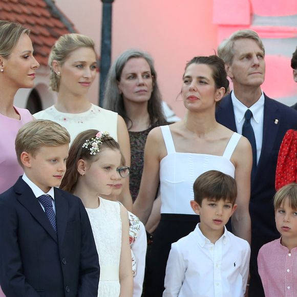La princesse Alexandra de Hanovre, la princesse Charlène de Monaco, le prince Jacques de Monaco, Béatrice Borromée, la princesse Gabriella de Monaco, Balthazar Casiraghi-Rassam, Charlotte Casiraghi, Maximilian Casiraghi, Tatiana Santo Domingo lors de la célébration des 20 ans de règne du prince Albert II de Monaco, sur la place du Palais à Monte-Carlo, Monaco, le 19 juillet 2025. Cyril Dodergny/Nice Matin/Bestimage