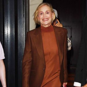 08/16/2025 EXCLUSIF : Sharon Stone et Bob Odenkirk ont été aperçus à la sortie d'un dîner au Sartiano's à New York. L'actrice américaine de 67 ans était à la mode dans un blazer bronze, une robe assortie et des talons.