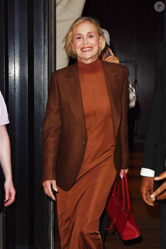 08/16/2025 EXCLUSIF : Sharon Stone et Bob Odenkirk ont été aperçus à la sortie d'un dîner au Sartiano's à New York. L'actrice américaine de 67 ans était à la mode dans un blazer bronze, une robe assortie et des talons.