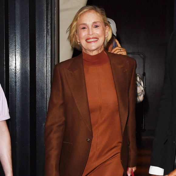 08/16/2025 EXCLUSIF : Sharon Stone et Bob Odenkirk ont été aperçus à la sortie d'un dîner au Sartiano's à New York. L'actrice américaine de 67 ans était à la mode dans un blazer bronze, une robe assortie et des talons.