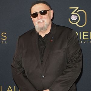 Le 3 avril 2025, l'artiste a ainsi confié sur son compte Facebook : "Il y a une semaine, j’entrais à l’hôpital pour subir une lourde opération"

Charlélie Couture - Photocall de la 30ème cérémonie des Lauriers de l'audiovisuel au théâtre Marigny à Paris le 24 février 2025. © Coadic Guirec/Bestimage