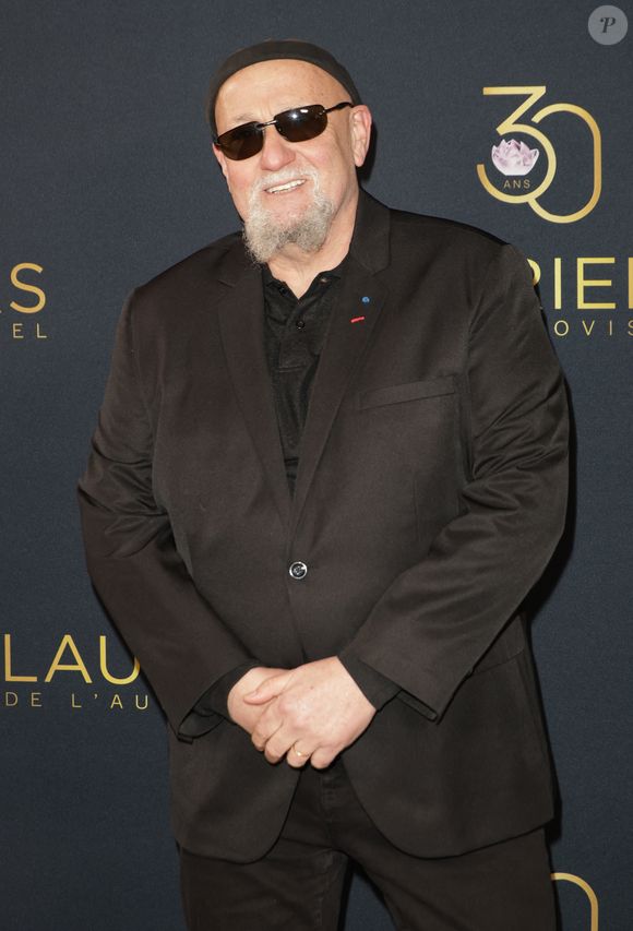 Le 3 avril 2025, l'artiste a ainsi confié sur son compte Facebook : "Il y a une semaine, j’entrais à l’hôpital pour subir une lourde opération"

Charlélie Couture - Photocall de la 30ème cérémonie des Lauriers de l'audiovisuel au théâtre Marigny à Paris le 24 février 2025. © Coadic Guirec/Bestimage