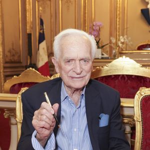 Exclusif - Philippe Labro - Philippe Labro dédicace son nouveau livre "Ecrits américains : Oeuvres choisies" à la suite d’une conférence publique à la mairie du 8ème arrondissement à Paris le 26 juin 2024. © Jack Tribeca/Bestimage