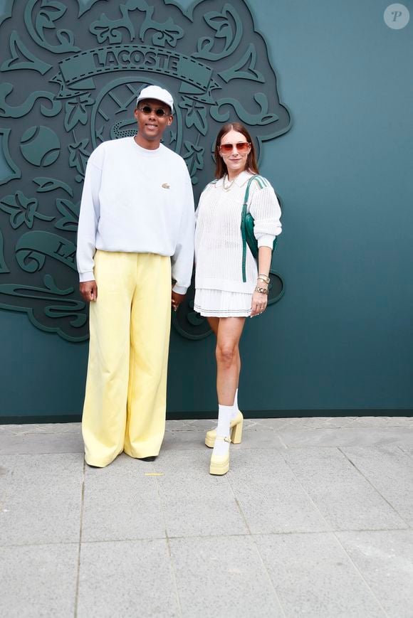 Et leur fils dans tout ça ?  A moitié cadré, on peut voir ses cheveux et l'une de ses mains qui fait le signe de la victoire.

Stromae et sa femme Coralie Barbier au photocall du défilé Lacoste "Collection Prêt-à-Porter Automne/Hiver 2025-2026" lors de la Fashion Week de Paris (PFW), le 9 mars 2025

© Christophe Clovis / Bestimage