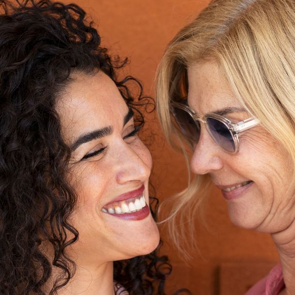 Sabrina Ouazani et Michèle Laroque au village lors des Internationaux de France de Tennis de Roland Garros 2025. Paris, le 30 mai 2025. 
© Moreau / Jacovides / Bestimage