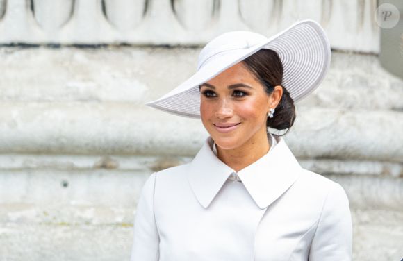 Car oui, le secret derrière la silhouette athlétique de l'épouse du prince Harry c'est bien la pratique du Pilates. 

Meghan Markle, duchesse de Sussex - Les membres de la famille royale et les invités lors de la messe célébrée à la cathédrale Saint-Paul de Londres, dans le cadre du jubilé de platine (70 ans de règne) de la reine Elisabeth II d’Angleterre. Londres, le 3 juin 2022.