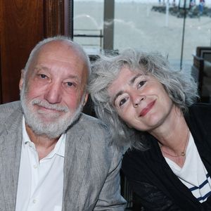 Nos confrères de Générations ont également eu la chance de découvrir l'intérieur du comédien qui précisent que l'appartement donne sur le haut du boulevard Saint-Michel. 

Exclusif - François Berléand et sa femme Alexia Stresi - Inauguration du restaurant Ciro's sur les planches de Deauville le 5 juillet 2024. © Rachid Bellak/Bestimage