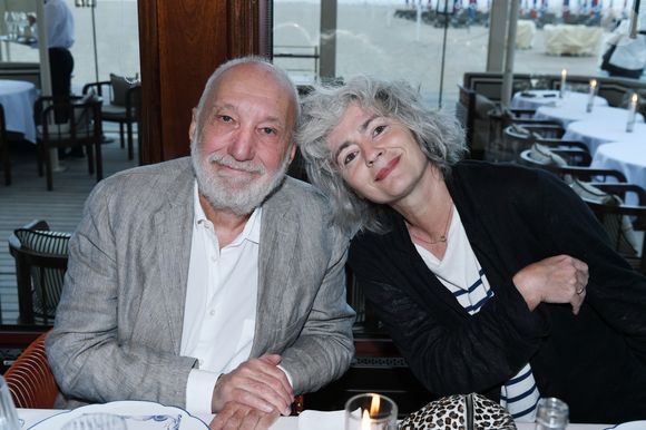 Nos confrères de Générations ont également eu la chance de découvrir l'intérieur du comédien qui précisent que l'appartement donne sur le haut du boulevard Saint-Michel. 

Exclusif - François Berléand et sa femme Alexia Stresi - Inauguration du restaurant Ciro's sur les planches de Deauville le 5 juillet 2024. © Rachid Bellak/Bestimage