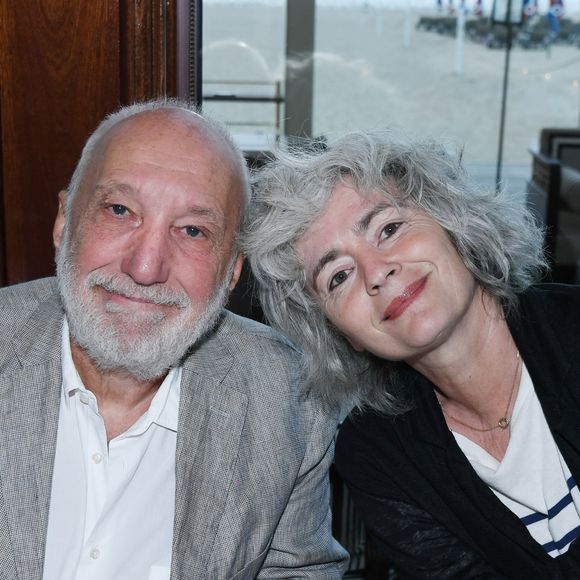 Nos confrères de Générations ont également eu la chance de découvrir l'intérieur du comédien qui précisent que l'appartement donne sur le haut du boulevard Saint-Michel. 

Exclusif - François Berléand et sa femme Alexia Stresi - Inauguration du restaurant Ciro's sur les planches de Deauville le 5 juillet 2024. © Rachid Bellak/Bestimage