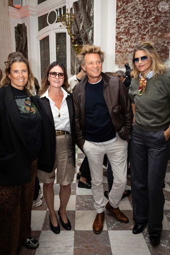 Se souvenant d'une anecdote où l'ascenseur était resté bloqué, il raconte : "Il était une fois en panne à 54 jusqu'au 56, ça a été deux minutes assez longues ces deux minutes où c'est bloqué comme ça, figé, et on se dit 'bon ben finalement on fait quoi ?'"

Exclusif - Lisa Azuelos, Nathalie Blanc, Laurent Delahousse et sa compagne Alice Taglioni