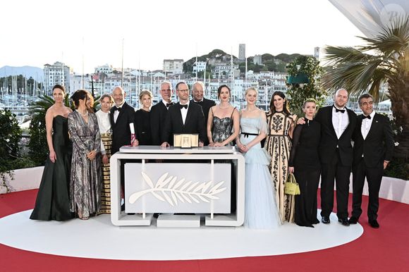 Le réalisateur et scénariste norvégien Joachim Trier (C) pose avec (de G) l'actrice américaine Elle Fanning, l'actrice norvégienne Inga Ibsdotter Lilleaas, l'actrice norvégienne Renate Reinsve et l'acteur suédois Stellan Skarsgard lors d'un photocall après avoir remporté le Grand Prix pour le film "Affeksjonsverdi" (Valeur sentimentale) lors de la cérémonie de clôture de la 78ème édition du Festival de Cannes à Cannes, France, le 24 mai 2025. Photo de David Niviere/ABACAPRESS.COM
