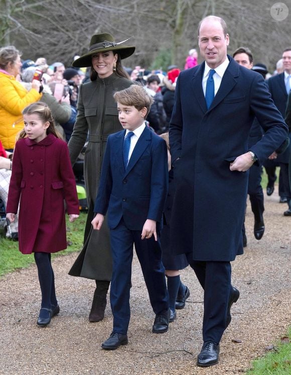 Le prince William, prince de Galles, Catherine (Kate) Middleton, princesse de Galles, le prince George de Galles, et la princesse Charlotte de Galles - La famille royale d'Angleterre assiste au service religieux de Noël à l'église St Mary Magdalene à Sandringham, Norfolk, Royaume Uni, le 25 décembre 2022.