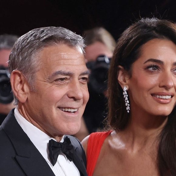 De nombreuses personnalités françaises étaient présentes, mais c'est sa venue qui a attiré le plus d'attention.

George et Amal Clooney au Beverly Hilton pour la 83e cérémonie des Golden Globes à Beverly Hills.

© Backgrid USA / Bestimage