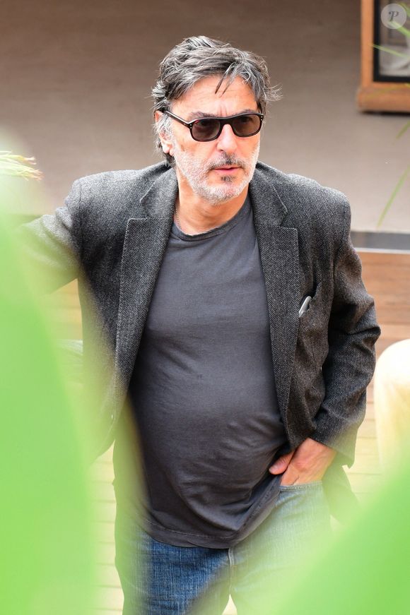 Yvan Attal sur la croisette lors du 78ème Festival International du Film de Cannes, France, le 17 mai 2025. © Romain Doucelin/Bestimage