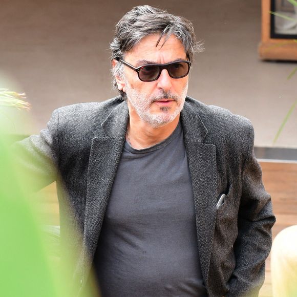 Yvan Attal sur la croisette lors du 78ème Festival International du Film de Cannes, France, le 17 mai 2025. © Romain Doucelin/Bestimage