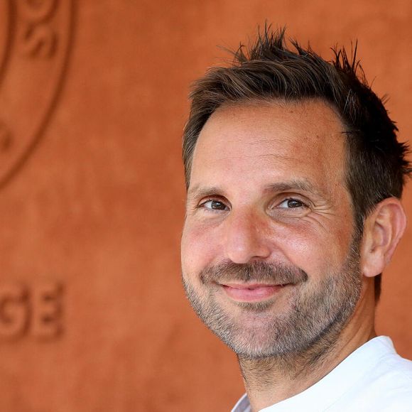 C'est un très grand chef cuisinier et on n'a guère besoin de le présenter encore : il s'agit de Christophe Michalak. 

Christophe Michalak - People au village lors des Internationaux de France de Tennis de Roland Garros à Paris.
© Dominique Jacovides / Bestimage