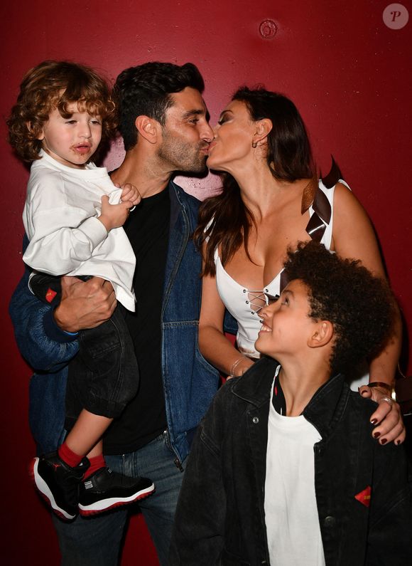 Rachel Legrain-Trapani, son compagnon Valentin Léonard avec leur fils Andrea et Gianni lors du défilé d'ouverture du salon du chocolat 2022 à Paris porte de Versailles, le 27 octobre 2022.

Photo : Veeren / Pierre Perusseau / Bestimage