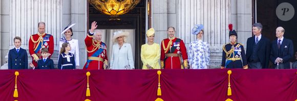 Le prince William, prince de Galles, Catherine (Kate) Middleton, princesse de Galles, le prince George de Galles, le prince Louis de Galles, la princesse Charlotte de Galles, le roi Charles III d'Angleterre, Camilla Parker Bowles, reine consort d'Angleterre, Sophie Rhys-Jones, duchesse d'Edimbourg, le prince Edward, duc d'Edimbourg, Louise Mountbatten-Windsor (Lady Louise Windsor), la princesse Anne, son mari Timothy Laurence et Le prince Edward, duc de Kent - Les membres de la famille royale britannique au balcon du Palais de Buckingham lors de la parade militaire "Trooping the Colour" à Londres, Royaume Uni, le 15 juin 2024. © Ian Vogler/MirrorPix/Bestimage