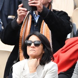 Florence Foresti et son compagnon Alexandre Kominek  en tribune (Jour 8) lors des Internationaux de France de Tennis de Roland Garros 2022 à Paris, France, le 29 mai 2022. © Chryslene Caillaud/Panoramic/Bestimage