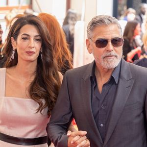 Et certains ont bien du mal à le croire, même parmi les plus proches amis de l'avocate.

George Clooney et sa femme Amal Clooney arrivent à la soirée "Prince's Trust Awards à Londres, le 15 mai 2023.
©Backgrid UK/ Bestimage